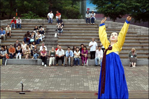 남산 한옥마을을 찾은 국내·외 시민기자들을 반긴 전통 한국 무용 공연. 